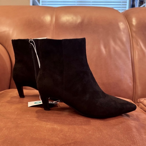 🆕 NWT Black faux suede kitten heel boots - Picture 10 of 10